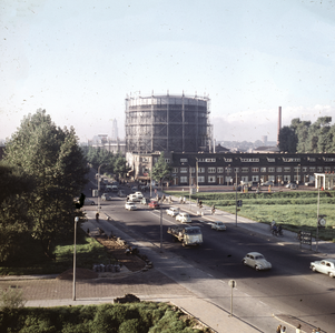 859570 Gezicht op de Eykmanlaan te Utrecht, met rechts de huizen aan de Pieter Nieuwlandlaan en op de achtergrond een ...
